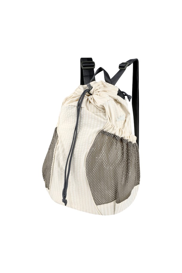 투어러 짐색 아이보리 그리드는 캐주얼, 미니멀, 시티보이 스타일을 추구하는 남성분들을 위한 짐색입니다. 여행룩, 캠핑룩, 산책룩 등 다양한 TPO에 활용하기 좋으며, 폴리에스터와 레이온 혼방 소재로 제작되어 튼튼합니다. 아이보리 컬러 바탕에 체크 무늬가 포인트로 들어가 있으며, 등판 지퍼 포켓과 메쉬 포켓이 있어 수납력을 높였습니다. YKK 지퍼와 데이브레이크 심볼 라벨을 사용하여, 디자인뿐만 아니라 디테일에도 신경 쓴 제품입니다.
