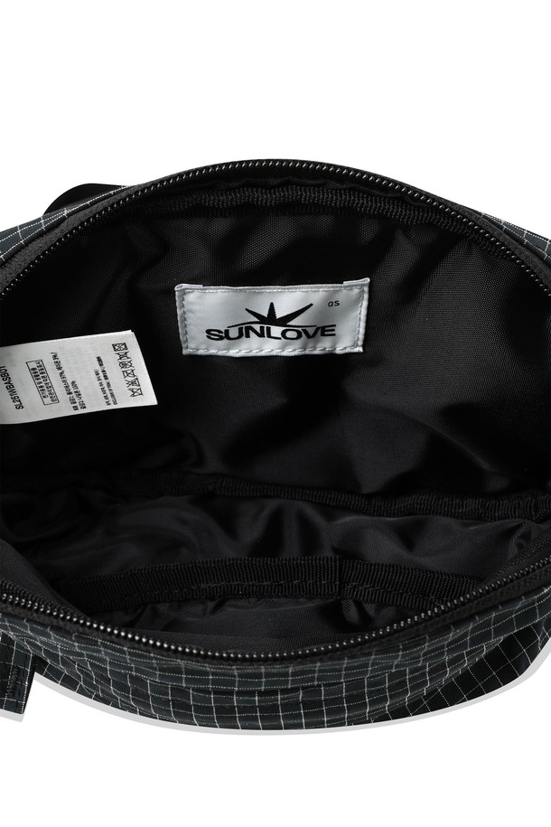 Pebble 웨이스트 백 Black Grid는 남녀 공용으로 사용 가능한 미디엄 사이즈 웨이스트백입니다. 폴리에스터, 나일론, 레이온 소재에 블랙 색상, 사각 모양, 체크 패턴으로 디자인되었으며, 심볼 라벨 장식이 특징입니다. Honey Comb 배색의 앞 포켓 안감과 지퍼형 잠금 방식으로 실용성을 더했습니다.
