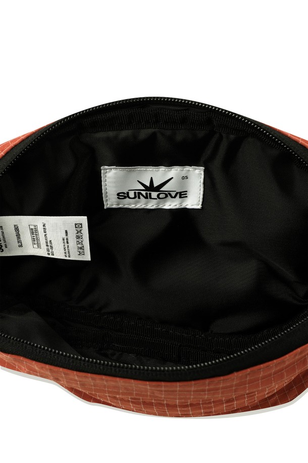 오렌지, 브라운 컬러의 Pebble 웨이스트백입니다. 폴리에스터, 나일론, 레이온 소재에 체크 패턴과 심볼 라벨 디자인이 돋보이며, 미디엄 사이즈의 반원형 웨이스트백입니다. 지퍼형 잠금 방식과 허니콤 배색 안감을 적용하여 실용성을 더했으며, 남녀 모두 착용 가능한 유니섹스 디자인입니다.
