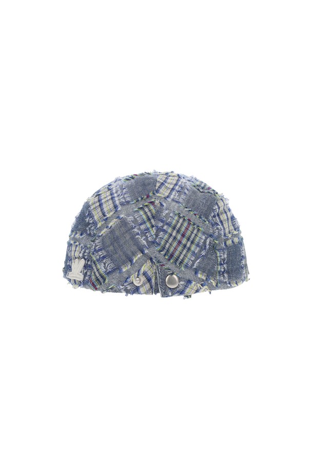 네이비 컬러의 플랫캡으로, 남성 고객을 위한 모자입니다. 면 소재에 체크/플레이드 패턴이 적용되었으며, 봄, 여름, 가을 계절에 착용하기 좋습니다. 모자 깊이 12cm, 챙 넓이 5.5cm로 디자인되었으며, 후면 스냅으로 2단계 사이즈 조절이 가능합니다.
