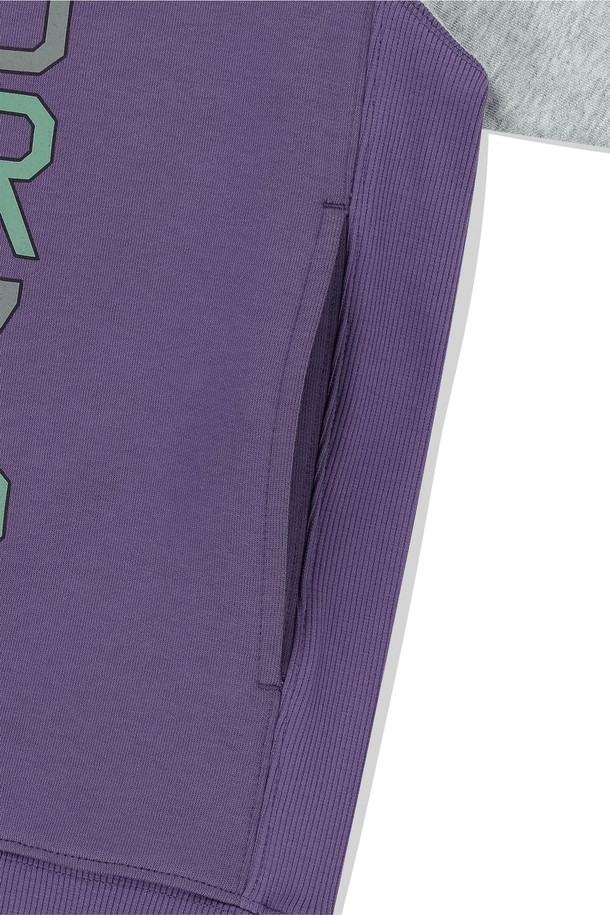 보라색과 그린 컬러가 돋보이는 Doodle S/S 크루넥 스웻셔츠입니다. 면 73%와 폴리에스터 27% 혼방 소재로 제작되어 부드럽고 유연한 촉감을 제공하며, 봄, 여름 시즌 스포츠 및 캐주얼 스타일 연출에 적합합니다. 반소매 디자인에 밑단과 소맷단 밴딩, 사이드 밴딩, 포켓 디테일이 더해져 활동성을 높였습니다. 베트남에서 제조되었습니다.
