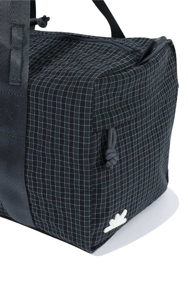 마이크로 더플백 블랙 그리드입니다. 남성 고객을 위한 미디엄 사이즈의 사각 더플백으로, 블랙 색상에 체크 패턴이 돋보입니다. 폴리에스터, 나일론, 레이온 혼방 소재로 제작되었으며, 지퍼형 잠금 방식과 사이드 포켓, 허니콤 안감이 특징입니다. 키링과 루프 디자인 장식이 더해져 캐주얼, 시티보이, 고프코어 스타일을 연출하기 좋으며, 여행, 휴가, 캠핑 등 다양한 TPO에 활용하기 좋습니다. 데이브레이크 심볼 라벨이 부착되어 있습니다.
