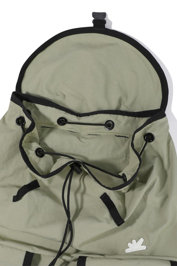 Explorer 데이팩 카키는 남성용 가방으로, 코튼과 나일론 소재를 혼합하여 제작된 미디엄 사이즈의 데이팩입니다. 무지 패턴에 버클, 지퍼, 스트링, 루프 등의 디자인 장식이 돋보이며, 사이즈 조절이 가능합니다. 사각 형태의 가방으로 메인 포켓 덮개, 측면 지퍼, 키링 루프 등의 특징을 갖추고 있으며, 버클형, 지퍼형, 조임용 끈으로 잠금 방식을 제공합니다. 일상 및 여행에 적합하며, 데이브레이크 심볼 라벨이 부착되어 있습니다. 여행룩, 캠핑룩 등 캐주얼, 미니멀, 시티보이 스타일을 즐기는 분들에게 추천합니다.
