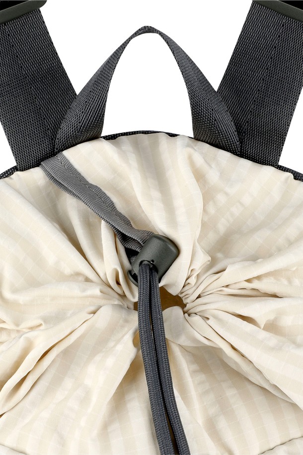 투어러 짐색 아이보리 그리드는 캐주얼, 미니멀, 시티보이 스타일을 추구하는 남성분들을 위한 짐색입니다. 여행룩, 캠핑룩, 산책룩 등 다양한 TPO에 활용하기 좋으며, 폴리에스터와 레이온 혼방 소재로 제작되어 튼튼합니다. 아이보리 컬러 바탕에 체크 무늬가 포인트로 들어가 있으며, 등판 지퍼 포켓과 메쉬 포켓이 있어 수납력을 높였습니다. YKK 지퍼와 데이브레이크 심볼 라벨을 사용하여, 디자인뿐만 아니라 디테일에도 신경 쓴 제품입니다.
