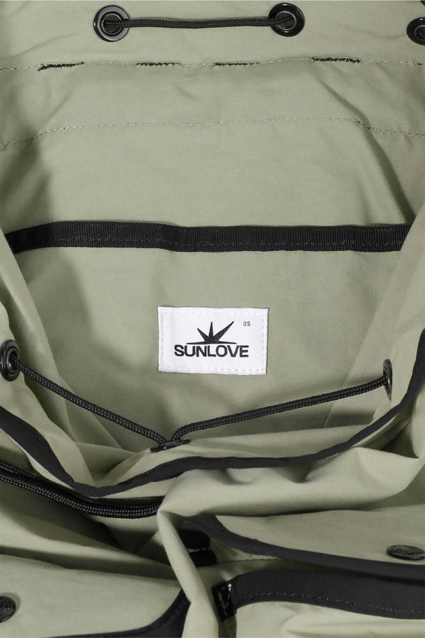 Explorer 데이팩 카키는 남성용 가방으로, 코튼과 나일론 소재를 혼합하여 제작된 미디엄 사이즈의 데이팩입니다. 무지 패턴에 버클, 지퍼, 스트링, 루프 등의 디자인 장식이 돋보이며, 사이즈 조절이 가능합니다. 사각 형태의 가방으로 메인 포켓 덮개, 측면 지퍼, 키링 루프 등의 특징을 갖추고 있으며, 버클형, 지퍼형, 조임용 끈으로 잠금 방식을 제공합니다. 일상 및 여행에 적합하며, 데이브레이크 심볼 라벨이 부착되어 있습니다. 여행룩, 캠핑룩 등 캐주얼, 미니멀, 시티보이 스타일을 즐기는 분들에게 추천합니다.
