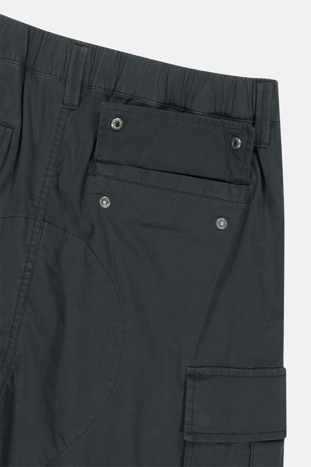 SUNLOVE - 하프팬츠 - Square Cargo Shorts Black