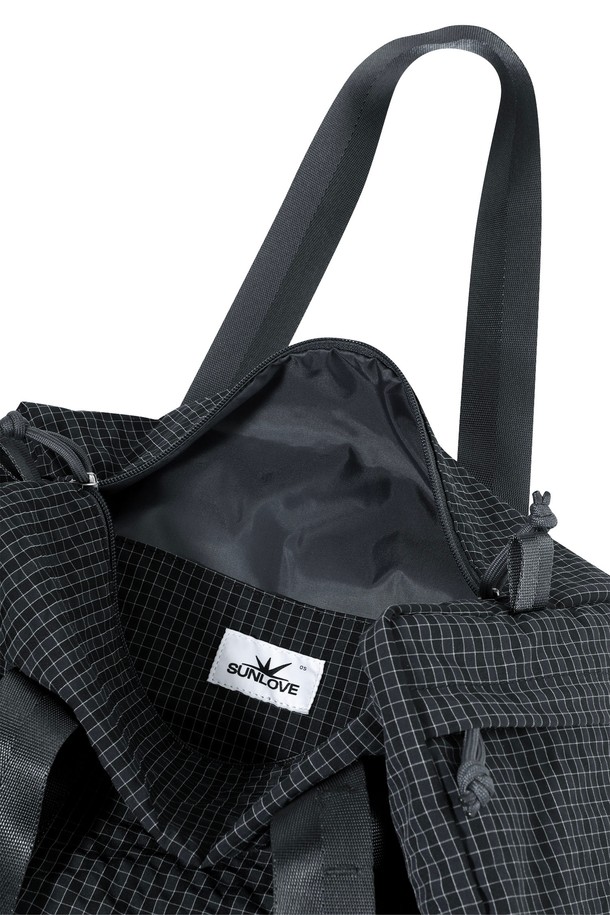 마이크로 더플백 블랙 그리드입니다. 남성 고객을 위한 미디엄 사이즈의 사각 더플백으로, 블랙 색상에 체크 패턴이 돋보입니다. 폴리에스터, 나일론, 레이온 혼방 소재로 제작되었으며, 지퍼형 잠금 방식과 사이드 포켓, 허니콤 안감이 특징입니다. 키링과 루프 디자인 장식이 더해져 캐주얼, 시티보이, 고프코어 스타일을 연출하기 좋으며, 여행, 휴가, 캠핑 등 다양한 TPO에 활용하기 좋습니다. 데이브레이크 심볼 라벨이 부착되어 있습니다.
