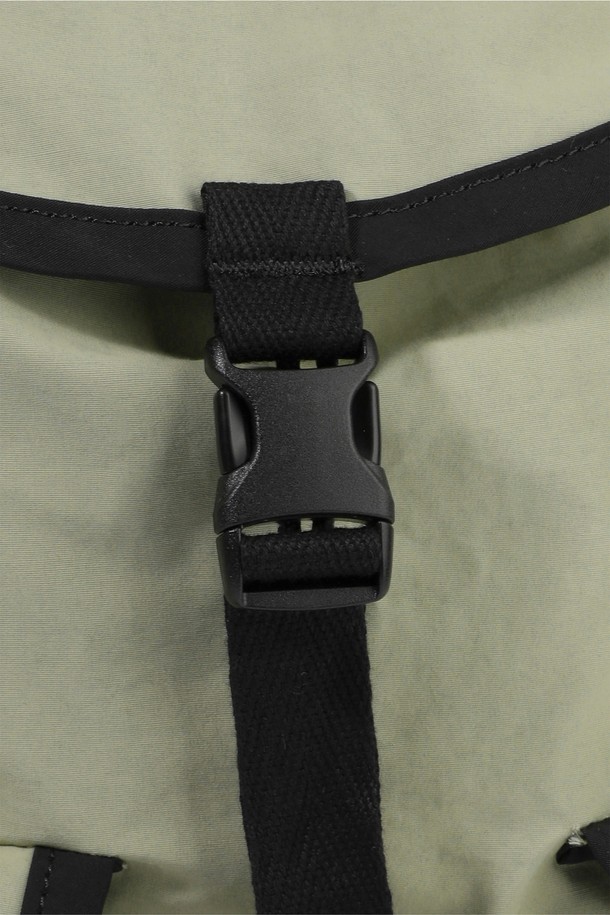 Explorer 데이팩 카키는 남성용 가방으로, 코튼과 나일론 소재를 혼합하여 제작된 미디엄 사이즈의 데이팩입니다. 무지 패턴에 버클, 지퍼, 스트링, 루프 등의 디자인 장식이 돋보이며, 사이즈 조절이 가능합니다. 사각 형태의 가방으로 메인 포켓 덮개, 측면 지퍼, 키링 루프 등의 특징을 갖추고 있으며, 버클형, 지퍼형, 조임용 끈으로 잠금 방식을 제공합니다. 일상 및 여행에 적합하며, 데이브레이크 심볼 라벨이 부착되어 있습니다. 여행룩, 캠핑룩 등 캐주얼, 미니멀, 시티보이 스타일을 즐기는 분들에게 추천합니다.
