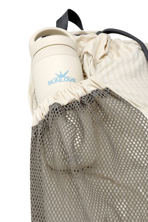 투어러 짐색 아이보리 그리드는 캐주얼, 미니멀, 시티보이 스타일을 추구하는 남성분들을 위한 짐색입니다. 여행룩, 캠핑룩, 산책룩 등 다양한 TPO에 활용하기 좋으며, 폴리에스터와 레이온 혼방 소재로 제작되어 튼튼합니다. 아이보리 컬러 바탕에 체크 무늬가 포인트로 들어가 있으며, 등판 지퍼 포켓과 메쉬 포켓이 있어 수납력을 높였습니다. YKK 지퍼와 데이브레이크 심볼 라벨을 사용하여, 디자인뿐만 아니라 디테일에도 신경 쓴 제품입니다.
