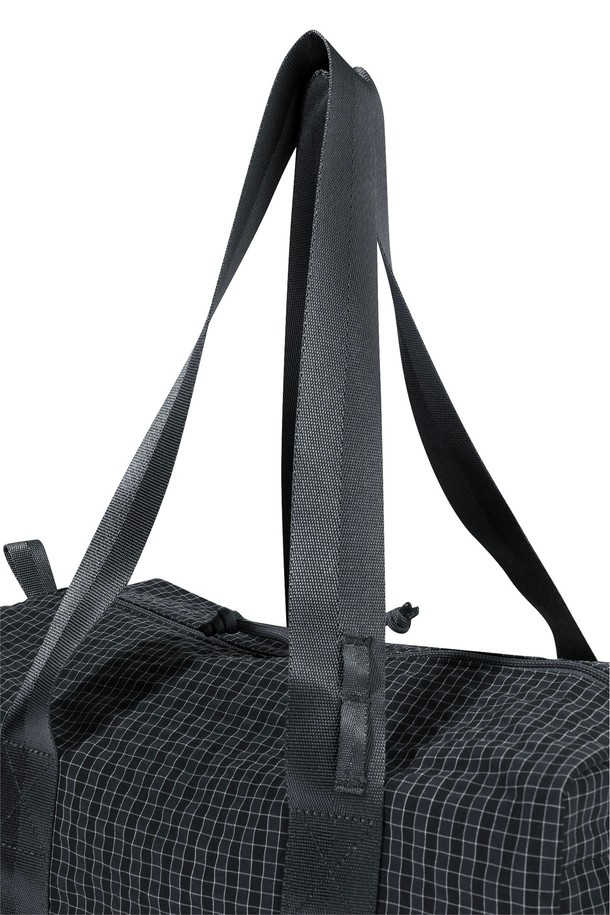 마이크로 더플백 블랙 그리드입니다. 남성 고객을 위한 미디엄 사이즈의 사각 더플백으로, 블랙 색상에 체크 패턴이 돋보입니다. 폴리에스터, 나일론, 레이온 혼방 소재로 제작되었으며, 지퍼형 잠금 방식과 사이드 포켓, 허니콤 안감이 특징입니다. 키링과 루프 디자인 장식이 더해져 캐주얼, 시티보이, 고프코어 스타일을 연출하기 좋으며, 여행, 휴가, 캠핑 등 다양한 TPO에 활용하기 좋습니다. 데이브레이크 심볼 라벨이 부착되어 있습니다.
