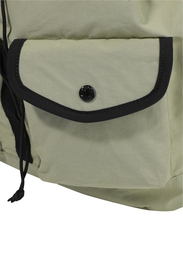 Explorer 데이팩 카키는 남성용 가방으로, 코튼과 나일론 소재를 혼합하여 제작된 미디엄 사이즈의 데이팩입니다. 무지 패턴에 버클, 지퍼, 스트링, 루프 등의 디자인 장식이 돋보이며, 사이즈 조절이 가능합니다. 사각 형태의 가방으로 메인 포켓 덮개, 측면 지퍼, 키링 루프 등의 특징을 갖추고 있으며, 버클형, 지퍼형, 조임용 끈으로 잠금 방식을 제공합니다. 일상 및 여행에 적합하며, 데이브레이크 심볼 라벨이 부착되어 있습니다. 여행룩, 캠핑룩 등 캐주얼, 미니멀, 시티보이 스타일을 즐기는 분들에게 추천합니다.
