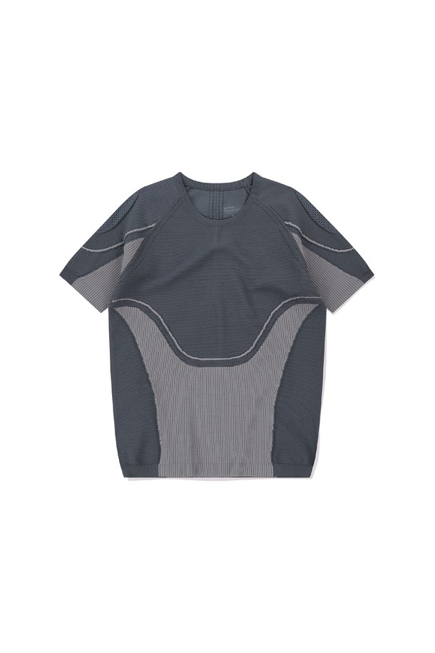 남성용 Engineered Knit Tee는 여름철 골프 및 스포츠 활동에 적합한 스포티한 니트 티셔츠입니다. 부드러운 촉감의 폴리에스터 소재에 냉감, 통기, 흡습, 속건, 경량 기능을 더해 쾌적한 착용감을 제공합니다. 다양한 조직 기법 혼합 설계 및 기능성 원사 사용으로 활동성을 높인 레귤러핏 라운드넥 반소매 퍼플 컬러 티셔츠입니다.
