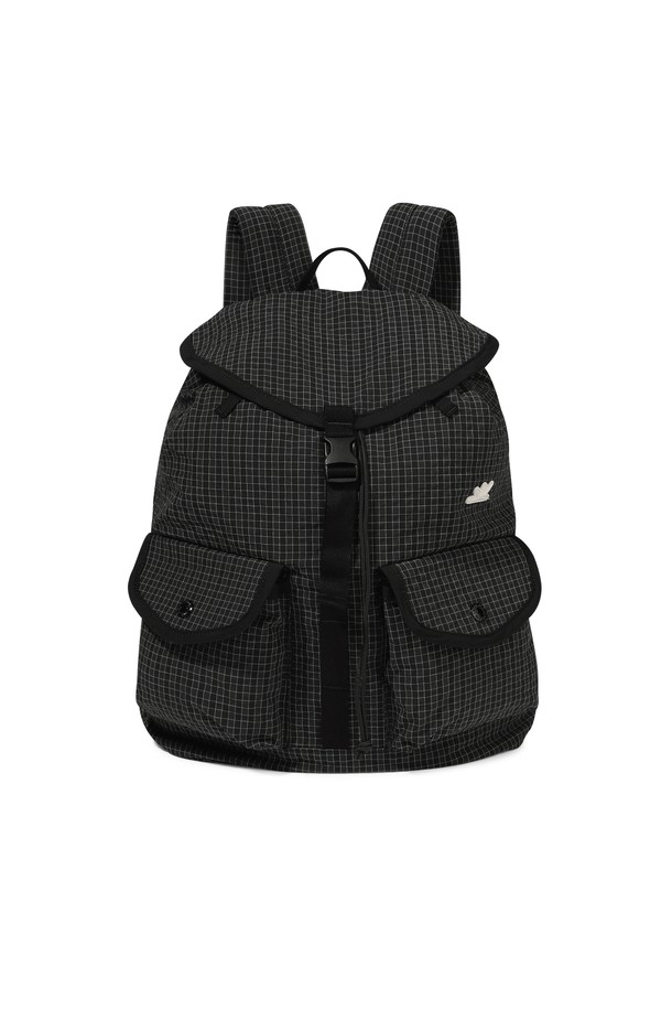 Explorer Daypack Black Grid (익스플로러 데이팩 블랙 그리드)는 남성을 위해 디자인된 미디엄 사이즈의 사각 가방입니다. 면과 나일론 소재를 사용하여 제작되었으며, 블랙 컬러에 그리드 패턴이 돋보입니다. 버클과 스트링 디자인으로 포인트를 주었으며, 메인 포켓 상단 스트링 조절, 메인 포켓 측면 지퍼, 키링 루프 디테일, 데이브레이크 심볼 라벨 등의 특징을 갖추었습니다. 캐주얼, 미니멀, 시티보이 스타일의 여행룩, 산책룩, 겨울 데일리룩에 매치하기 좋습니다. 버클형과 지퍼형 잠금 방식으로 내용물을 안전하게 보관할 수 있습니다.
