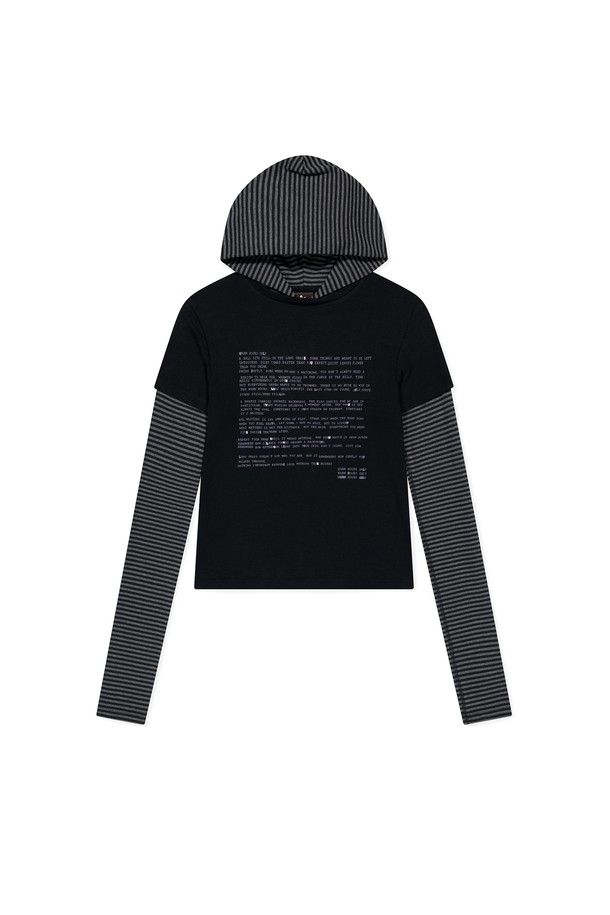 W 프로즈 레이어드 후드 티 블랙은 여성 골프 및 일상용으로 적합한 후드 티셔츠입니다. 봄, 가을에 어울리는 얇은 두께의 크롭 기장으로, 스포티하면서도 캐주얼한 스타일을 연출합니다. 레이온, 폴리에스테르, 스판덱스 혼방 소재로 제작되어 부드러운 촉감과 신축성을 제공하며, 스트라이프 무늬와 레이어드 디자인이 특징입니다. 긴 소매와 레귤러 핏으로 편안하게 착용 가능하며, 골프룩 연출에도 활용할 수 있습니다.
