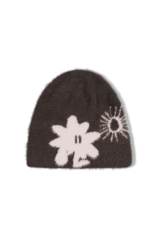 Cali 샤기 비니 Brown/Pink는 부드러운 촉감과 따뜻함을 선사하는 겨울철 필수 아이템입니다. 깊은 모자 깊이와 보온성, 신축성을 갖춰 편안한 착용감을 제공하며, 일상룩과 데이트룩에 모두 잘 어울립니다. 브라운과 핑크 컬러 조합의 자카드 패턴, 샤기 디자인이 특징이며, 캐주얼, 미니멀, 클래식 스타일을 모두 아우릅니다. 두꺼운 두께감으로 추운 날씨에도 따뜻하게 착용할 수 있으며, 나일론 소재로 제작되어 부드러운 착용감을 느낄 수 있습니다. 노커프 디자인으로 깔끔한 실루엣을 연출합니다.
