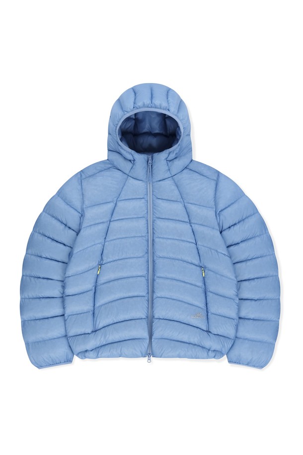 라이트 블루 색상의 후드 플라이 라이트 다운 재킷입니다. 남녀 공용으로, 겨울철 일상 및 아웃도어 활동에 적합합니다. 2way 지퍼, 밑단 스트링 조절, 속주머니 등의 디테일이 돋보이며, 초경량 나일론 소재와 오리털 90:10 충전재를 사용하여 보온성을 높였습니다. 600~650 필파워, 생활 방수 및 발수 기능으로 기능성을 더했으며, 캐주얼, 스포티, 미니멀 스타일을 연출하기 좋습니다. 여행룩, 캠핑룩에 활용하기 좋은 아이템입니다.
