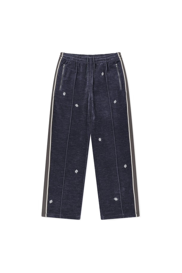 벨루어 트윙클 트랙 팬츠 퍼플은 부드러운 촉감이 돋보이는 남녀 공용 트랙 팬츠입니다. 가을/겨울 시즌에 적합하며, 폴리에스터와 스판덱스 혼방 소재로 제작되어 편안한 착용감을 제공합니다. 레귤러 핏에 밴딩 처리된 허리, 메쉬 포켓 및 YKK 지퍼 디테일, 자수 및 테이프 디테일이 더해져 스포티하면서도 캐주얼한 스타일을 연출합니다. 골프룩 또는 겨울 데일리룩으로 활용하기 좋으며, 두꺼운 두께감으로 따뜻하게 착용할 수 있습니다.
