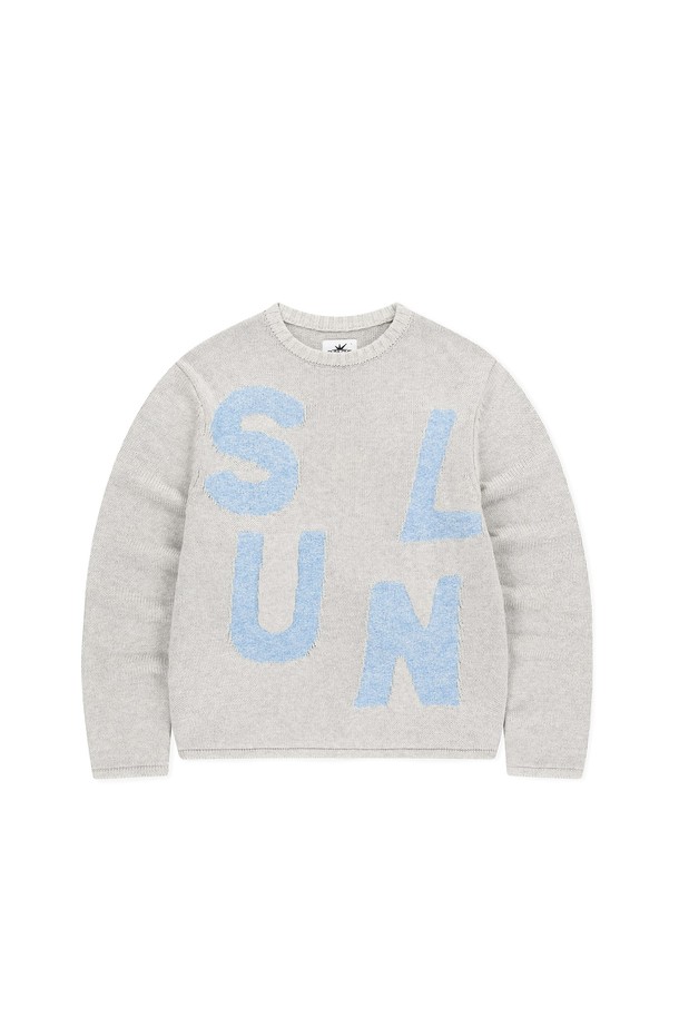 캐피탈 크루넥 니트 헤더 아이보리, 남성 골프 및 일상 착용에 적합한 니트 스웨터입니다. 부드러운 촉감의 면 소재와 보온성이 뛰어난 두꺼운 두께로 가을, 겨울에 따뜻하게 착용할 수 있습니다. 라운드넥 디자인에 레귤러 핏으로 제작되었으며, 캐주얼, 스포티, 클래식 스타일을 모두 소화합니다. 기능성 코튼 원사를 사용하여 신축성을 더했으며, 자카드 로고 패턴이 돋보이는 디자인입니다. 골프룩과 겨울 데일리룩에 모두 활용할 수 있습니다.
