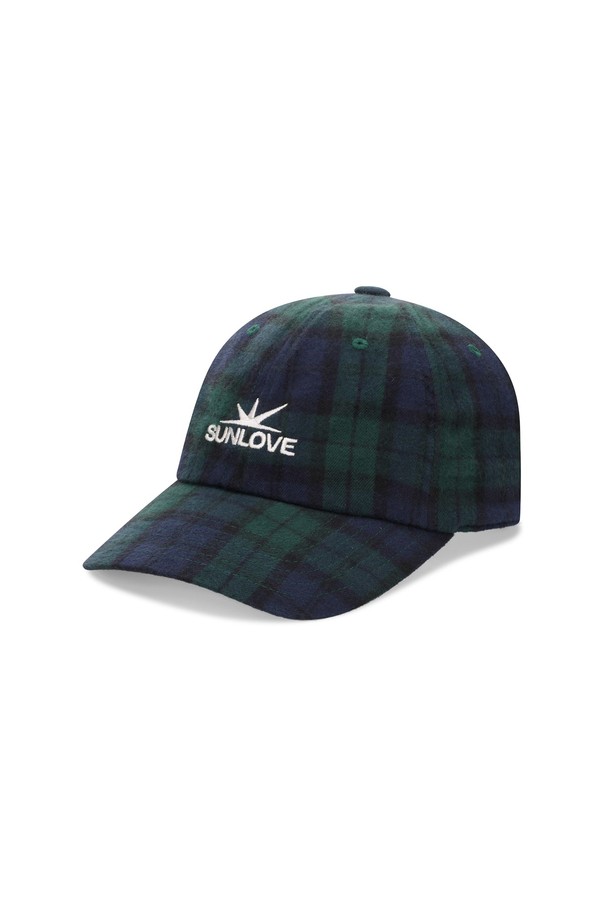 플란넬 클럽 캡 그린(Flannel Club Cap Green)은 부드러운 면 소재에 체크 패턴을 더하여 캐주얼하고 클래식한 스타일을 연출하는 캡모자입니다. 일본산 원단을 사용하여 제작되었으며, 모자 깊이는 16.75cm입니다. 그린 컬러로 어떤 옷에도 잘 어울리며, 동네 마실룩, 산책룩, 봄 소풍룩 등 다양한 TPO에 활용하기 좋습니다. 남녀 공용으로 착용 가능하며, 봄, 여름, 가을 계절에 유용하게 사용할 수 있습니다. 로고 디자인 장식이 포인트로 들어가 미니멀한 스타일을 완성합니다.
