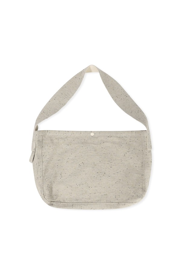 Nep 메일 백 아이보리는 여성, 미디엄 사이즈의 사각 메일백입니다. 면, 울, 폴리에스테르 혼방의 부드러운 소재로 제작되었으며, 아이보리 컬러의 무지 디자인이 특징입니다. 내부 포켓으로 실용성을 더하고, 일본산 원단을 사용하여 높은 퀄리티를 자랑합니다. 키링, 사이드 루프, 심볼 라벨 등의 디자인 장식이 돋보이며, 데이트룩, 카페룩, 쇼핑룩 등 다양한 TPO에 잘 어울립니다. 미니멀, 클래식, 캐주얼 스타일을 즐기는 분들께 추천합니다.
