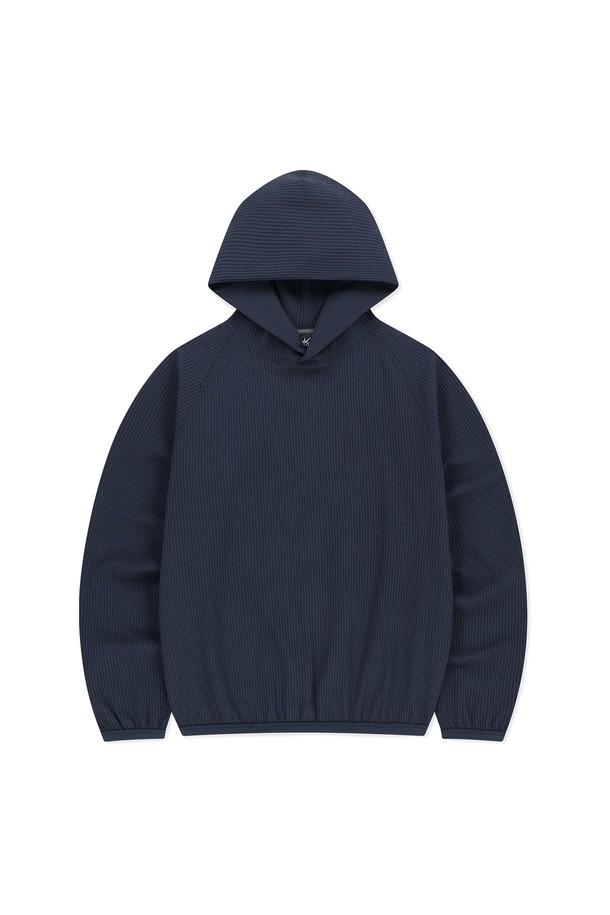 Aero 와플 후디 네이비는 가을, 겨울 시즌에 적합한 남녀 공용 후드티셔츠입니다. 부드러운 촉감의 폴리에스터 소재로 제작되었으며, 보온성과 신축성, 흡습 및 속건 기능으로 편안한 착용감을 제공합니다. 레귤러 핏에 긴 소매, 후드 디자인으로 캐주얼, 스포티, 미니멀 스타일을 연출하기 좋습니다. 와플 패턴과 네이비 컬러가 어우러져 일상복, 집콕룩, 산책룩 등 다양한 TPO에 활용할 수 있습니다. 밑단과 소맷단 밴딩, 고무 라벨 디테일이 특징입니다.
