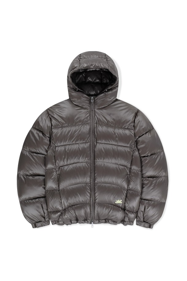 Halo (할로) 구스다운 재킷 브라운은 남녀 모두 착용 가능한 캐주얼 스타일의 겨울철 필수 아이템입니다. 90:10 비율의 구스다운 충전재가 적용되어 뛰어난 보온성을 제공하며, 가볍고 부드러운 착용감을 선사합니다. 2-way 지퍼, YKK 지퍼, 조절 가능한 후드, 소매 밴드, 밑단 스트링, 내부 포켓 등 다양한 디테일이 실용성을 더합니다. 출근룩과 여행룩에 모두 잘 어울리며, 미니멀하고 클래식한 스타일을 연출하기 좋습니다. 브라운 컬러의 무지 디자인으로 어떤 옷에도 쉽게 매치할 수 있습니다.
