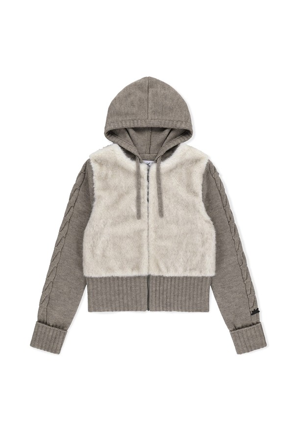 오트밀 컬러의 W 페이크 퍼 니트 집업 재킷입니다. 부드러운 촉감의 페이크 퍼와 아크릴, 울 혼방 소재로 제작되어 가을, 겨울철 따뜻하게 착용할 수 있습니다. 캐주얼, 미니멀 스타일을 즐기는 여성분들을 위한 아이템으로, 일상생활은 물론 집콕룩, 산책룩에도 잘 어울립니다. 레귤러핏 크롭 기장으로, 포켓과 신축성, 보온성을 갖춰 실용성을 더했습니다.
