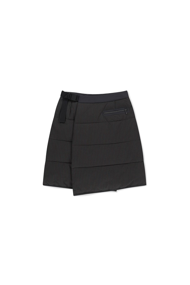 플란넬 인슐레이티드 랩 스커트 브라운은 추운 겨울에도 따뜻하고 스타일리시하게 연출할 수 있는 여성용 랩스커트입니다. 부드러운 일본산 코튼 플란넬 원단과 3M Thinsulate 충전재를 사용하여 뛰어난 보온성을 제공하며, 캐주얼, 클래식, 미니멀 스타일을 모두 소화할 수 있습니다. 허리 스트랩과 스냅 단추로 사이즈 조절이 용이하며, YKK 지퍼 포켓으로 실용성을 더했습니다. 출근룩으로도 손색없는 브라운 컬러의 체크 패턴 디자인으로, 다양한 상의와 매치하여 따뜻하면서도 세련된 겨울 패션을 완성해보세요.
