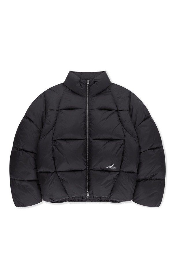 토레이 슬라이스 다운 재킷 블랙은 남성용 겨울 아우터로, 골프 및 일상생활에서 활용하기 좋은 제품입니다. 스포티하면서도 미니멀한 스타일의 블랙 무지 디자인이며, 레귤러 핏과 긴 소매 기장으로 제작되었습니다. 보온성과 방풍 기능을 갖춘 두꺼운 두께의 덕다운 충전재를 사용하여 추운 날씨에도 따뜻함을 유지합니다. 립스탑 원단, 2-way 지퍼, 밑단 스트링 조절, 소매 히든 밴딩, 내부 포켓, 로고 프린트 등 다양한 디테일이 돋보입니다.
