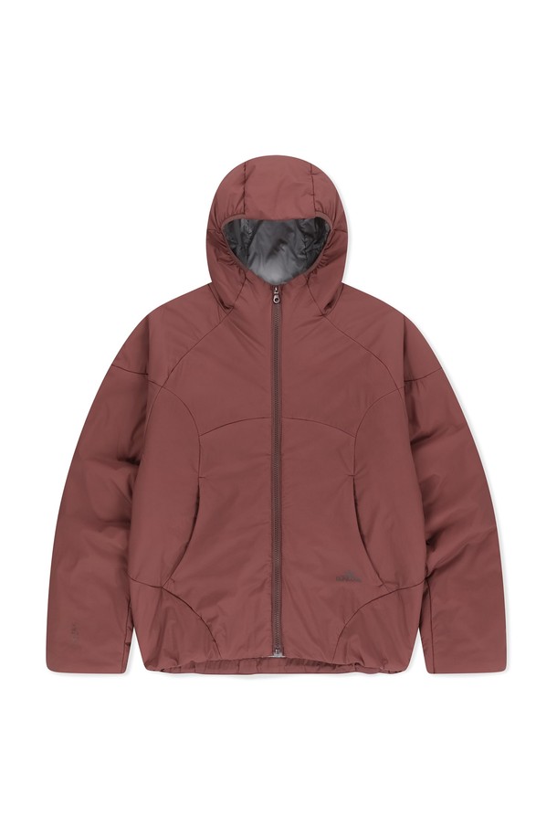PrimaLoft Nova(프리마로프트 노바) Insulated Jacket(인슐레이티드 재킷) Brick(브릭)은 남성용 아우터로, 가을과 겨울에 골프 또는 일상에서 스포티하고 캐주얼한 스타일을 연출하기 좋습니다. 부드러운 촉감의 나일론과 폴리에스터 혼방 소재로 제작되었으며, 두꺼운 두께감으로 보온성을 높였습니다. PERTEX® QUANTUM AIR 원단과 DWR 발수 가공, 프리마로프트 충전재를 사용하여 경량성과 방수, 발수 기능을 갖췄습니다. YKK 지퍼, 후드, 밑단 스트링 조절, 소맷단 밴딩, 내부 속주머니 등의 디테일이 돋보이며, 레귤러핏에 지퍼형 여밈 방식으로 편안하게 착용할 수 있습니다.
