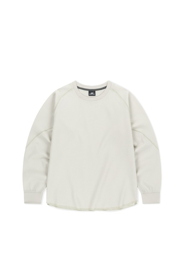 Aero 와플 LS 티 스톤은 남성용 상의로, 가을과 겨울에 착용하기 좋은 긴 소매 와플 티셔츠입니다. 스포티하면서도 베이직한 스타일로, 골프 및 일상생활에서 활용 가능합니다. 부드러운 촉감의 폴리에스터 소재로 제작되었으며, 보온성과 신축성이 뛰어나 활동성을 높여줍니다. 흡한속건 기능으로 쾌적함을 유지하며, 밑단과 소맷단 밴딩 처리로 안정적인 착용감을 제공합니다. 또한, 스톤 컬러에 로고 자수 디테일이 더해져 미니멀하면서도 세련된 골프룩을 연출합니다.
