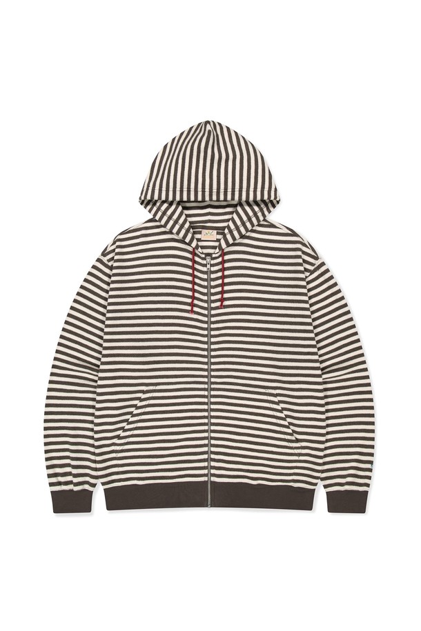 [HOME ALONe] 스트라이프 와플 집업 후디 브라운은 남성용 후드집업으로, 봄, 가을 시즌에 골프 및 일상용으로 활용하기 좋습니다. 부드러운 면 소재에 얇은 두께감으로 편안한 착용감을 선사하며, 레귤러핏으로 제작되었습니다. 브라운과 화이트 컬러의 스트라이프 와플 패턴이 캐주얼하면서도 스포티한 무드를 연출합니다. YKK 지퍼, 후드 스트링, 캥거루 포켓, 밑단 및 소맷단 밴딩, 로고 자수, 그래픽 플라이 스티치 등 다양한 디테일이 돋보이는 제품입니다.
