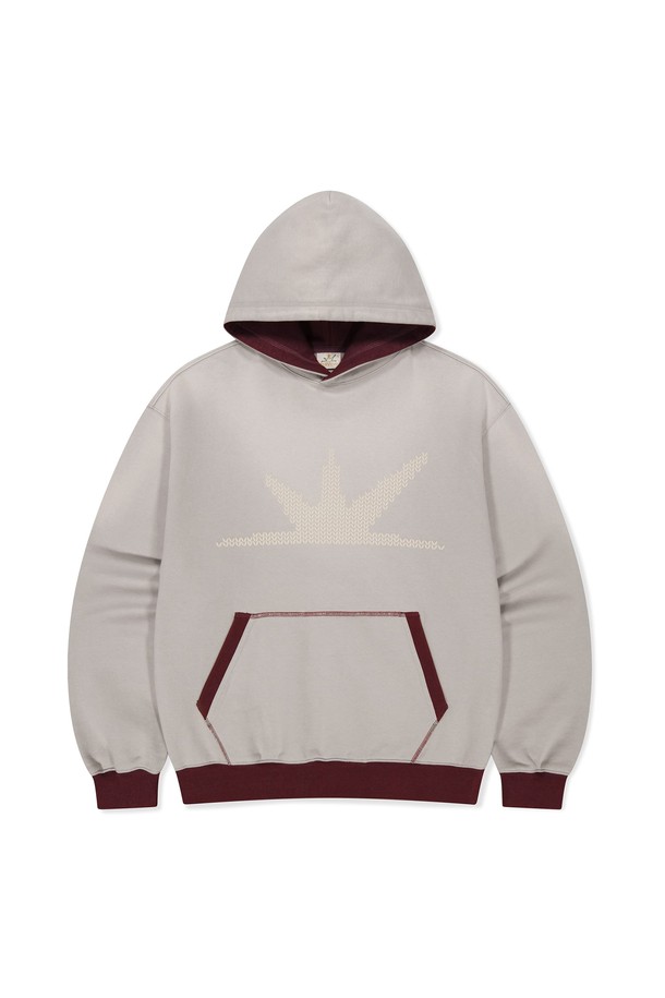 [HOME ALONe] Knit Effect Daybreak 후디 그레이는 남성용 후드티로, 가을과 겨울에 따뜻하게 착용할 수 있습니다. 촘촘한 니트 효과와 부드러운 기모 안감으로 편안한 착용감을 제공하며, 레귤러핏으로 제작되었습니다. 스포티하면서도 캐주얼한 스타일을 연출하기 좋으며, 골프룩으로도 활용 가능합니다. 캥거루 포켓, 밑단 및 소맷단 밴딩, 배색 디테일, 그래픽 발포 나염 등 섬세한 디자인 요소가 돋보입니다.
