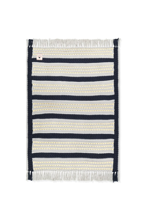 [HOME ALONe] 크로셰 블랭킷 그레이는 부드러운 아크릴 소재로 제작되어 가을, 겨울철 따뜻함을 선사합니다. 집콕룩, 캠핑룩에 잘 어울리는 캐주얼, 미니멀, 클래식 스타일의 블랭킷으로, 스트라이프 패턴과 크로셰 니트 디테일이 돋보입니다. 두꺼운 두께감으로 보온성을 높였으며, 은은한 그레이 컬러가 어떤 공간에도 자연스럽게 어울립니다. 라벨 디자인으로 포인트를 더해 소장 가치를 높였습니다.
