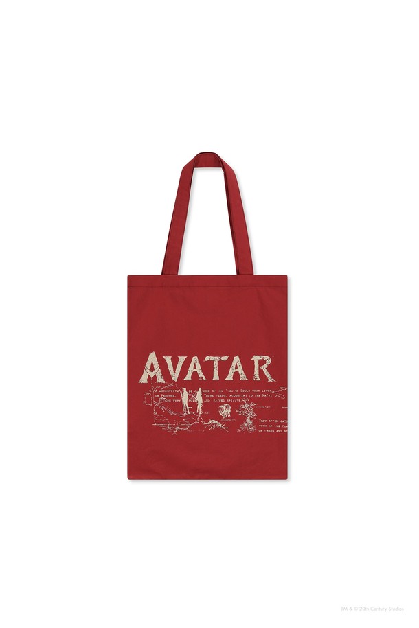 [AVATAR] 토트백 레드는 산뜻한 레드 컬러에 아바타 우드 스프라이트 시드 소울 테마의 로고, 캐릭터, 그래픽 자수 디자인이 돋보이는 여성용 토트백입니다. 미디엄 사이즈의 면 소재로 제작되어 넉넉한 수납공간을 제공하며, 고밀도 코튼 원단과 노말 워싱 처리로 부드러운 질감을 자랑합니다. 오픈형 디자인과 사각 모양으로 실용성을 더했으며, 손잡이 디테일로 편안하게 들 수 있습니다. 데이트룩, 여행룩, 봄 소풍룩 등 캐주얼, 미니멀, 클래식 스타일의 다양한 TPO에 활용하기 좋습니다.
