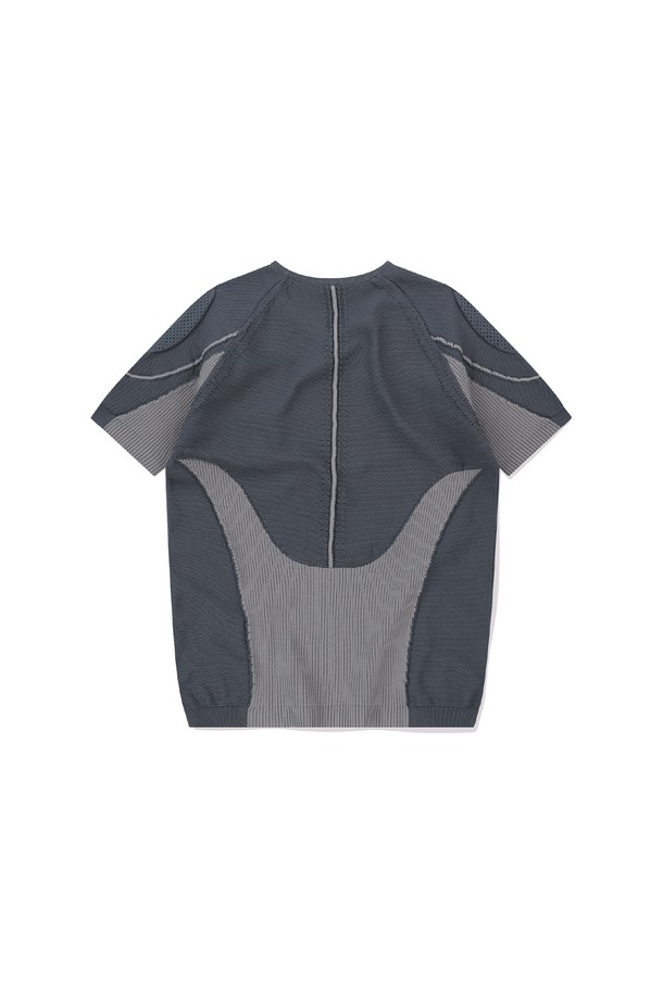 남성용 Engineered Knit Tee는 여름철 골프 및 스포츠 활동에 적합한 스포티한 니트 티셔츠입니다. 부드러운 촉감의 폴리에스터 소재에 냉감, 통기, 흡습, 속건, 경량 기능을 더해 쾌적한 착용감을 제공합니다. 다양한 조직 기법 혼합 설계 및 기능성 원사 사용으로 활동성을 높인 레귤러핏 라운드넥 반소매 퍼플 컬러 티셔츠입니다.
