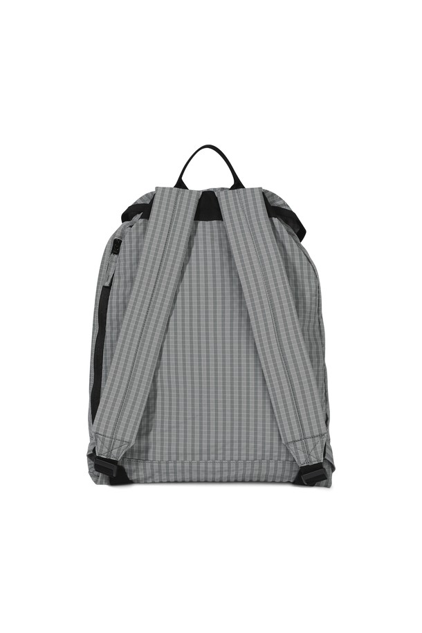 Explorer 데이팩 그레이 그리드는 면과 나일론 혼방 소재로 제작된 미디엄 사이즈 데이팩입니다. 체크 패턴과 버클, 데이브레이크 심볼 라벨이 디자인 포인트이며, 스트링으로 조절 가능한 메인 포켓, 측면 지퍼 포켓, 키링 루프 디테일이 특징입니다. 버클형, 지퍼형, 조임용 끈으로 잠금 방식을 제공하여 수납의 편리성을 더했습니다. 캐주얼, 시티보이, 미니멀 스타일을 즐기는 남성분들에게 여행룩, 산책룩, 가을 나들이룩에 매치하기 좋은 가방입니다.
