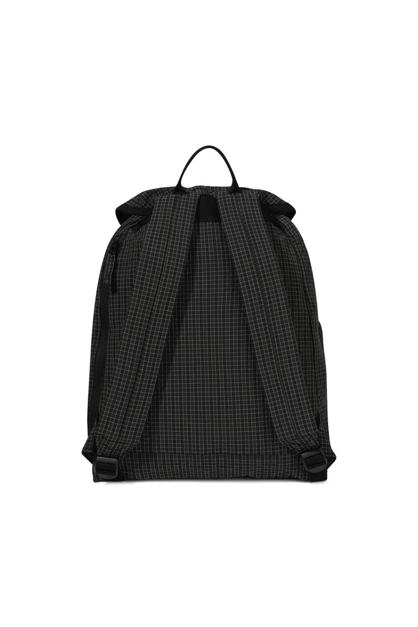 Explorer Daypack Black Grid (익스플로러 데이팩 블랙 그리드)는 남성을 위해 디자인된 미디엄 사이즈의 사각 가방입니다. 면과 나일론 소재를 사용하여 제작되었으며, 블랙 컬러에 그리드 패턴이 돋보입니다. 버클과 스트링 디자인으로 포인트를 주었으며, 메인 포켓 상단 스트링 조절, 메인 포켓 측면 지퍼, 키링 루프 디테일, 데이브레이크 심볼 라벨 등의 특징을 갖추었습니다. 캐주얼, 미니멀, 시티보이 스타일의 여행룩, 산책룩, 겨울 데일리룩에 매치하기 좋습니다. 버클형과 지퍼형 잠금 방식으로 내용물을 안전하게 보관할 수 있습니다.
