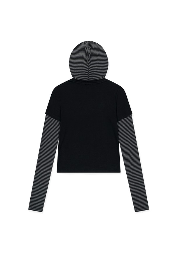 W 프로즈 레이어드 후드 티 블랙은 여성 골프 및 일상용으로 적합한 후드 티셔츠입니다. 봄, 가을에 어울리는 얇은 두께의 크롭 기장으로, 스포티하면서도 캐주얼한 스타일을 연출합니다. 레이온, 폴리에스테르, 스판덱스 혼방 소재로 제작되어 부드러운 촉감과 신축성을 제공하며, 스트라이프 무늬와 레이어드 디자인이 특징입니다. 긴 소매와 레귤러 핏으로 편안하게 착용 가능하며, 골프룩 연출에도 활용할 수 있습니다.
