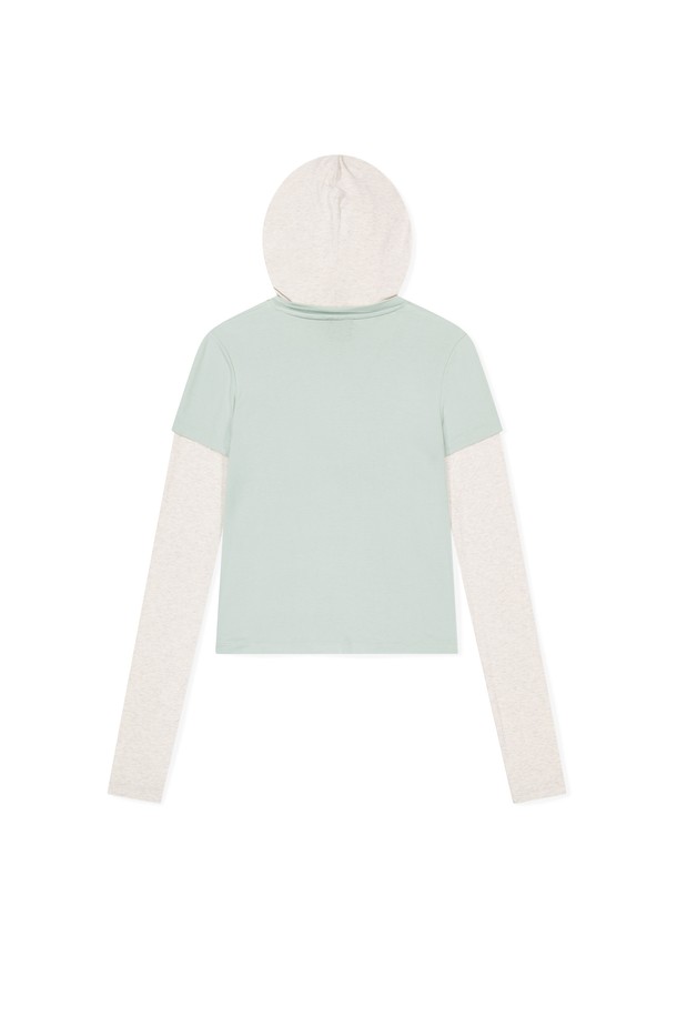 W 프로즈 레이어드 후드 티 민트는 여성 골프 및 일상용으로 적합한 후드 티셔츠입니다. 민트와 화이트 두 가지 색상으로 제공되며, 봄, 가을에 착용하기 좋습니다. 부드러운 레이온과 스판덱스 혼방 소재로 제작되어 신축성이 뛰어나 편안한 착용감을 선사합니다. 크롭 기장의 레귤러핏 디자인에 레이어드 스타일과 그래픽 나염 디테일을 더해 스포티하면서도 캐주얼한 무드를 연출합니다. 얇은 두께감으로 간절기에도 활용하기 좋은 아이템입니다.
