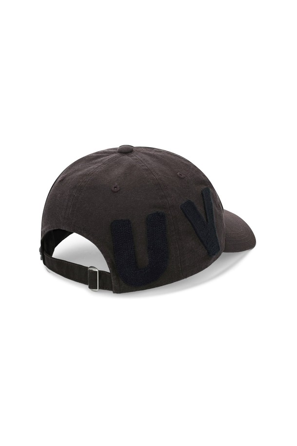 엠브로 캐피탈 캡 브라운은 부드러운 촉감의 고밀도 16수 면 옥스포드 원단으로 제작된 캡모자입니다. 브라운 컬러에 빅 로고 볼드 체인 스티치 자수가 포인트로, 캐주얼, 미니멀, 클래식 스타일을 모두 소화할 수 있습니다. 봄, 여름, 가을 계절에 착용하기 좋으며, 일상, 동네 마실, 산책, 여행 등 다양한 TPO에 활용 가능합니다. 챙 넓이 7.2cm, 모자 깊이 17cm로 제작되었으며, 사이즈 조절 스트랩이 있어 편안하게 착용할 수 있습니다.
