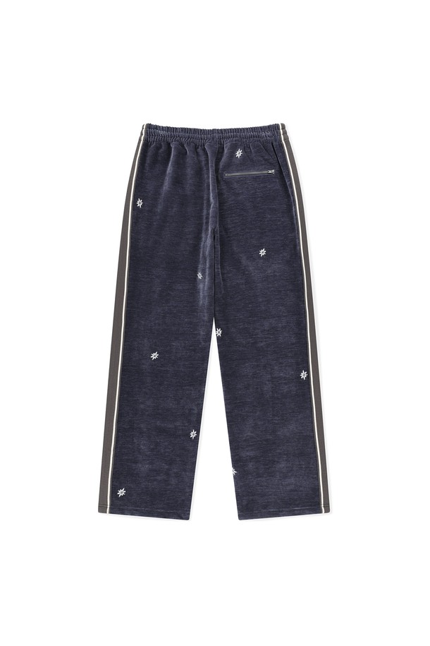 벨루어 트윙클 트랙 팬츠 퍼플은 부드러운 촉감이 돋보이는 남녀 공용 트랙 팬츠입니다. 가을/겨울 시즌에 적합하며, 폴리에스터와 스판덱스 혼방 소재로 제작되어 편안한 착용감을 제공합니다. 레귤러 핏에 밴딩 처리된 허리, 메쉬 포켓 및 YKK 지퍼 디테일, 자수 및 테이프 디테일이 더해져 스포티하면서도 캐주얼한 스타일을 연출합니다. 골프룩 또는 겨울 데일리룩으로 활용하기 좋으며, 두꺼운 두께감으로 따뜻하게 착용할 수 있습니다.
