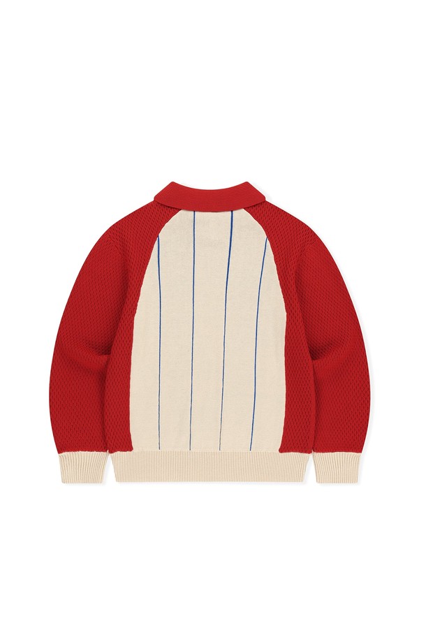 스크립트 니트 저지 아이보리 남성 상의입니다. 아이보리, 레드의 두 가지 색상으로 출시되었으며, 골프 및 일상 용도로 활용 가능합니다. 면 소재에 자수 패턴이 돋보이며 스포티하면서도 캐주얼한 스타일을 연출합니다. 레귤러핏의 긴소매 V넥 디자인으로, 기능성 코튼 원사를 사용하여 흡습 기능이 뛰어나고 활동성을 고려한 다양한 조직 기법을 적용했습니다. 필드 위는 물론, 편안한 일상에서도 멋스럽게 소화할 수 있는 아이템입니다.
