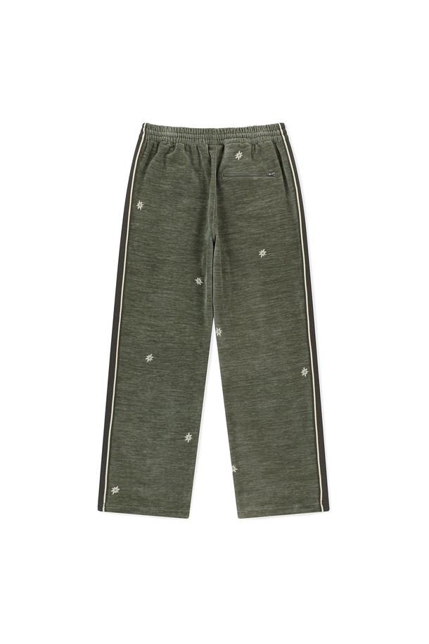 벨루어 트윙클 트랙 팬츠 카키는 남성용 트랙 팬츠입니다. 가을, 겨울 시즌에 적합하며, 골프 및 일상 용도로 활용 가능합니다. 부드러운 촉감의 폴리에스테르, 스판덱스 혼방 소재로 제작되었으며, 밴딩 허리와 레귤러 핏으로 편안한 착용감을 제공합니다. YKK 지퍼 포켓, 허리 스트링, 자수 및 테이프 디테일이 돋보이며, 보온성과 신축성까지 갖춘 실용적인 아이템입니다. 스포티, 캐주얼, 미니멀 스타일을 연출하기 좋은 겨울 데일리룩, 골프룩에 어울리는 긴바지입니다.
