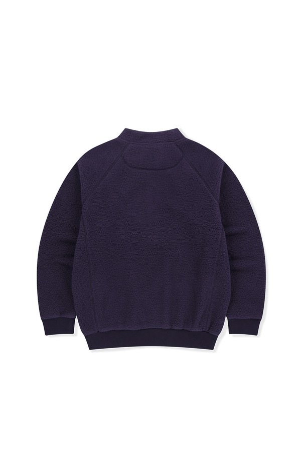 **Zip Player 플리스 풀오버 네이비**는 부드러운 촉감의 플리스 소재와 보온성을 갖춘 여성용 플리스 점퍼입니다. 안쪽 기모 처리로 따뜻함을 더했으며, 넥 부분 스트링 조절과 밑단/소맷단 밴딩으로 편안한 착용감을 제공합니다. 스포티하고 캐주얼한 스타일로, 가을, 겨울철 데일리룩, 산책룩, 집콕룩에 모두 잘 어울립니다. 가슴과 사이드 포켓, YKK 지퍼를 사용하여 실용성을 높였습니다. 레귤러핏의 무지 디자인으로 다양한 스타일링이 가능합니다.