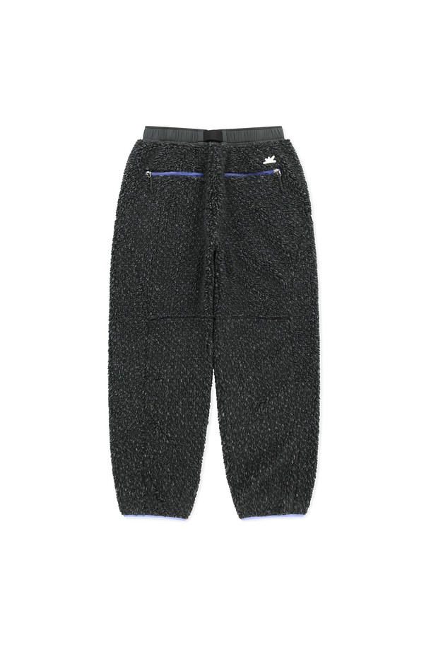 Kumo(쿠모) Sherpa Fleece Pants Heather Charcoal(셰르파 플리스 팬츠 헤더 차콜)는 남녀 모두 착용 가능한 플리스 팬츠입니다. 부드러운 촉감의 플리스 소재와 안감 기모로 제작되어 가을, 겨울철 따뜻하게 입을 수 있습니다. 레귤러핏에 두꺼운 두께감으로 편안한 착용감을 제공하며, 일상복, 집콕룩, 산책룩 등 다양한 TPO에 활용하기 좋습니다. YKK 지퍼 포켓, 허리 스트랩, 밴딩 마감으로 실용성을 더했으며, 데이브레이크 심볼 고무 라벨로 포인트를 더했습니다. 캐주얼, 미니멀, 스포티한 스타일을 즐기는 분들께 추천합니다.
