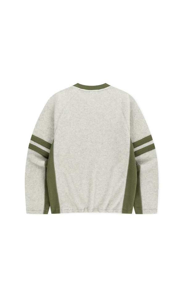 V 플리스 풀오버 헤더 그레이는 남녀 모두 착용 가능한 플리스 점퍼입니다. 부드러운 촉감의 두꺼운 플리스 소재로 제작되어 가을, 겨울철 따뜻하게 입을 수 있으며, 안쪽 기모 처리로 보온성을 더했습니다. 캐주얼, 스포티한 스타일 연출에 용이하며, 레귤러 핏과 브이넥 디자인이 특징입니다. 밑단 스트링 조절이 가능하여 핏을 조절할 수 있으며, 데이브레이크 심볼 고무 라벨로 포인트를 더했습니다. 일상, 산책, 집콕 등 다양한 상황에서 활용하기 좋습니다.
