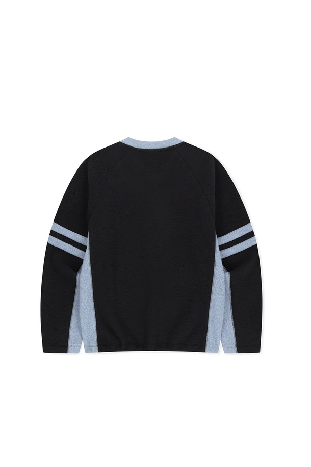 **V 플리스 풀오버 네이비**는 남녀 모두 착용 가능한 캐주얼하고 스포티한 스타일의 플리스입니다. 가을과 겨울에 적합하며, 부드러운 촉감과 두꺼운 두께로 뛰어난 보온성을 제공합니다. 브이넥 디자인에 레귤러 핏으로 편안하게 착용 가능하며, 밑단 스트링 조절과 안쪽 기모 처리로 실용성을 더했습니다. 일상, 산책, 집콕 등 다양한 TPO에 활용하기 좋으며, 미니멀한 디자인으로 어떤 스타일에도 쉽게 매치할 수 있습니다. 네이비 컬러의 풀오버로 포근하고 따뜻한 겨울 스타일을 연출해보세요.
