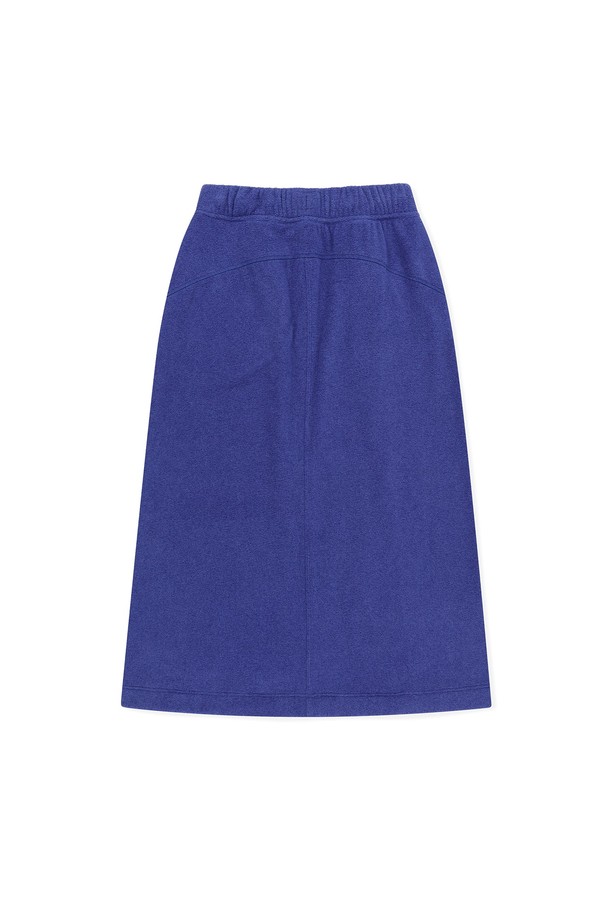 포근한 플리스 소재의 롱 스커트, 블루 컬러로 겨울철 따뜻하고 스타일리시하게 연출해보세요. 안쪽 기모 처리로 보온성을 높였으며, 허리 밴드와 스트랩 조절 기능으로 편안한 착용감을 선사합니다. 캐주얼, 스포티, 미니멀 무드를 모두 소화 가능한 디자인으로, 일상, 산책, 집콕 등 다양한 TPO에 활용하기 좋습니다. A라인 핏과 사이드 포켓, 활동성을 고려한 절개 라인으로 실용성 또한 놓치지 않았습니다. 부드러운 촉감의 이 롱 스커트로 겨울 스타일링을 완성하세요.
