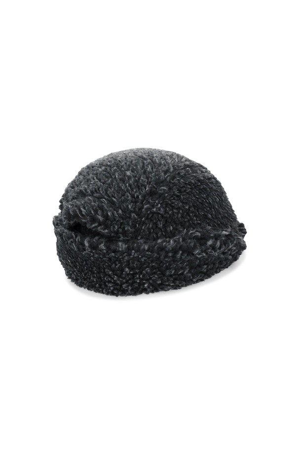 Sherpa Fleece Earflap Cap (셔파 플리스 이어플랩 캡) 헤더 차콜은 겨울, 가을 시즌에 착용하기 좋은 보온용 모자입니다. 부드러운 촉감의 폴리에스테르, 면 혼방 소재로 제작되었으며, 안쪽은 기모 처리되어 더욱 따뜻합니다. 모자 깊이 17.5cm, 챙 넓이 5.7cm이며, 무지 디자인에 이어플랩과 고무 라벨로 포인트를 주었습니다. 후면 트임과 스트랩 조절 기능으로 편안한 착용감을 제공하며, 캐주얼, 미니멀, 클래식 스타일의 겨울 데일리룩, 산책룩, 여행룩에 잘 어울립니다.
